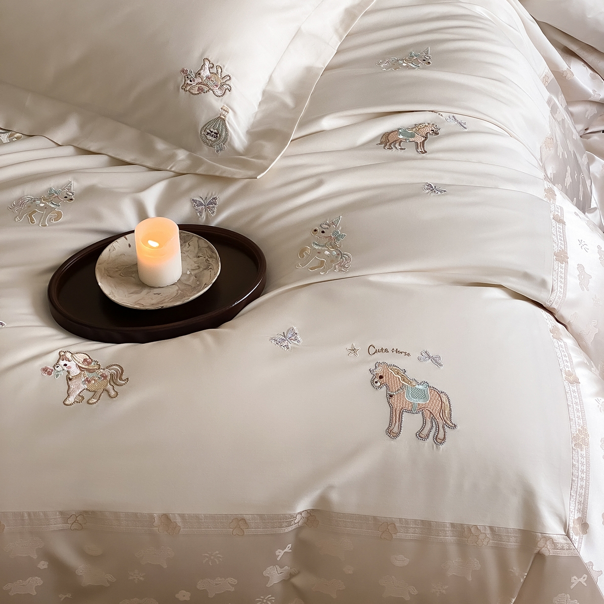 91家纺网 家纺一手货源 找家纺 太古汇家居 2026新款高精密拼接+绣花四件套-“甜心小马”系列 甜心小马-香槟米