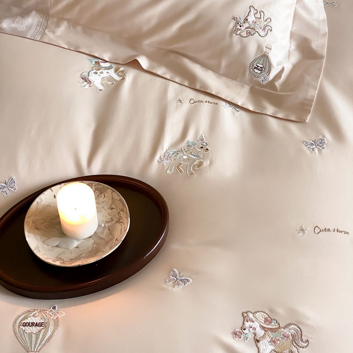 91家纺网 家纺一手货源 找家纺 太古汇家居 2026新款高精密拼接+绣花四件套-“甜心小马”系列 甜心小马-甜心粉