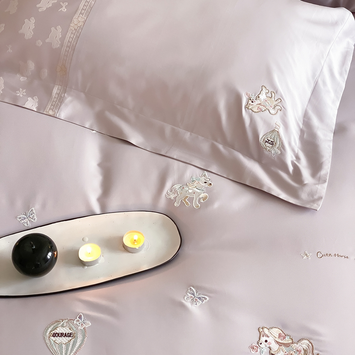 91家纺网 家纺一手货源 找家纺 太古汇家居 2026新款高精密拼接+绣花四件套-“甜心小马”系列 甜心小马-优雅紫