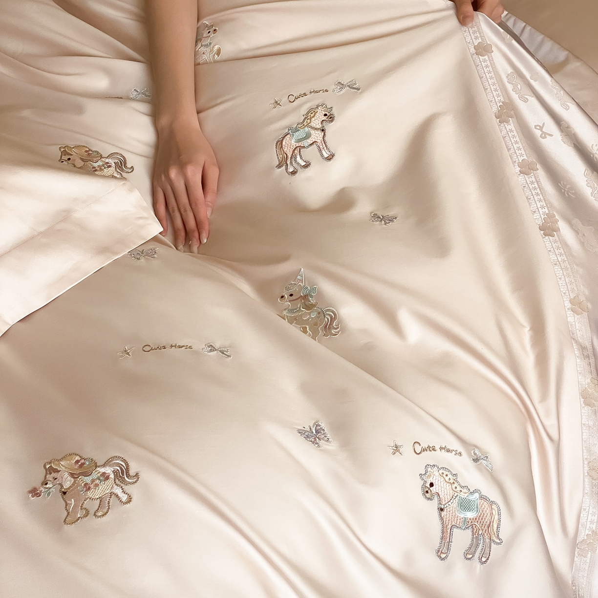 91家纺网 家纺一手货源 找家纺 （总）太古汇家居 2026新款高精密拼接+绣花四件套-“甜心小马”系列