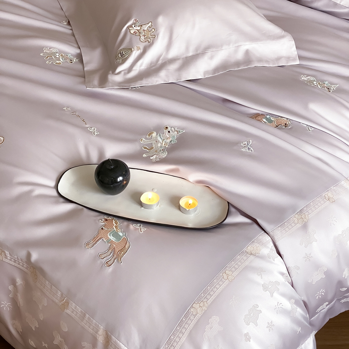 91家纺网 家纺一手货源 找家纺 太古汇家居 2026新款高精密拼接+绣花四件套-“甜心小马”系列 甜心小马-优雅紫