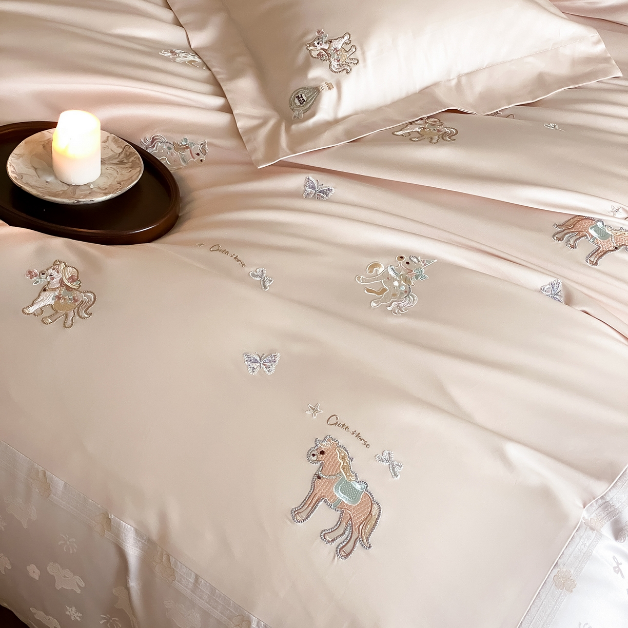 91家纺网 家纺一手货源 找家纺 太古汇家居 2026新款高精密拼接+绣花四件套-“甜心小马”系列 甜心小马-甜心粉