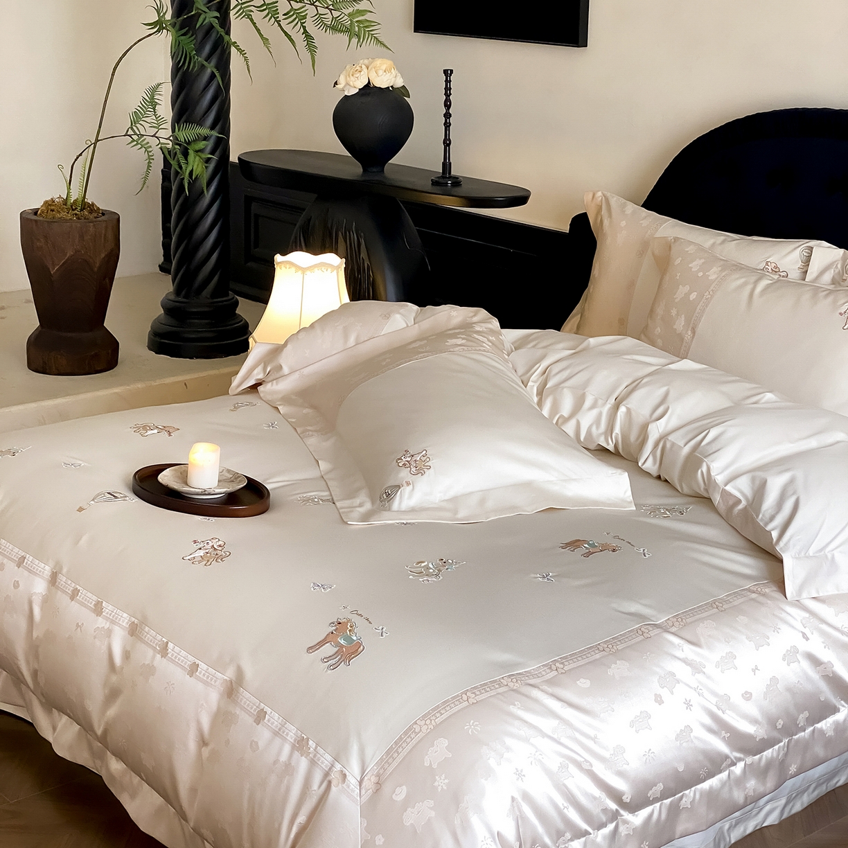 91家纺网 家纺一手货源 找家纺 太古汇家居 2026新款高精密拼接+绣花四件套-“甜心小马”系列 甜心小马-香槟米