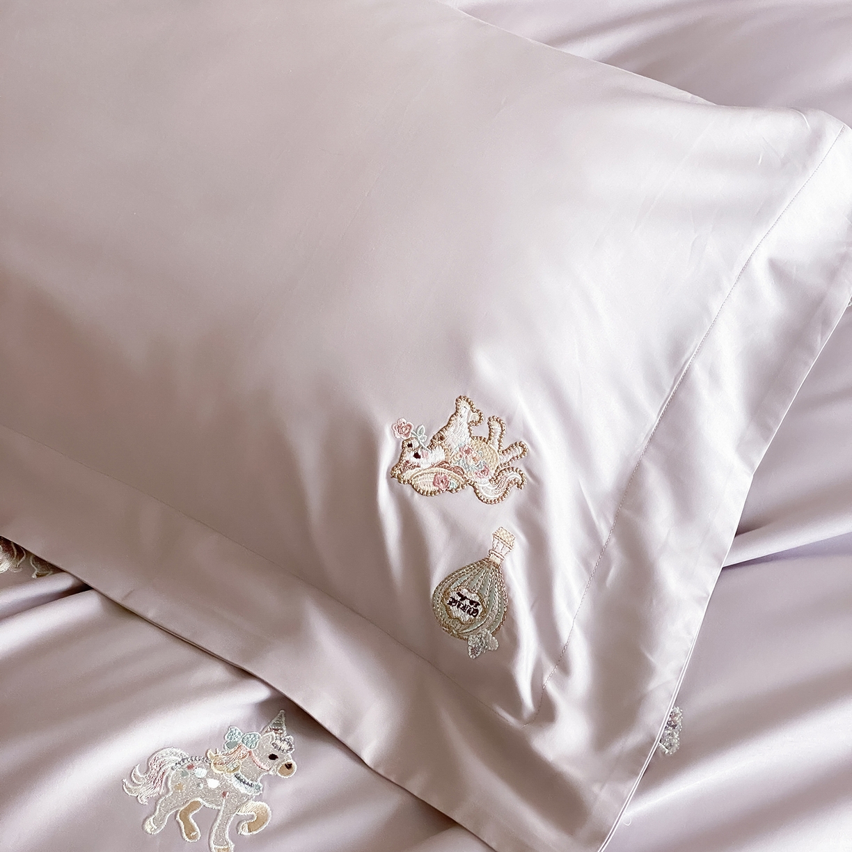 91家纺网 家纺一手货源 找家纺 太古汇家居 2026新款高精密拼接+绣花四件套-“甜心小马”系列 甜心小马-优雅紫