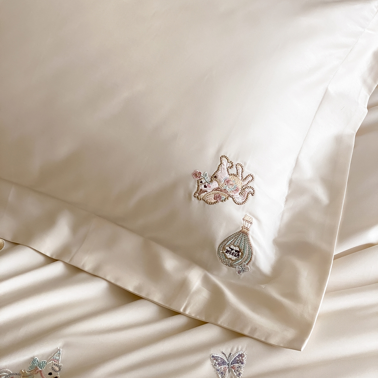 91家纺网 家纺一手货源 找家纺 太古汇家居 2026新款高精密拼接+绣花四件套-“甜心小马”系列 甜心小马-香槟米