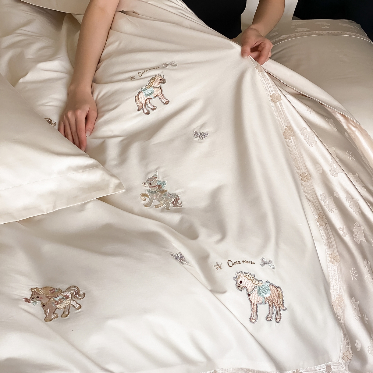 91家纺网 家纺一手货源 找家纺 太古汇家居 2026新款高精密拼接+绣花四件套-“甜心小马”系列 甜心小马-香槟米