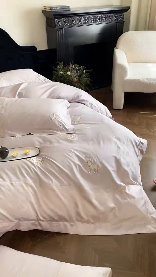 91家纺网 家纺一手货源 找家纺 太古汇家居 2026新款高精密拼接+绣花四件套-“甜心小马”系列 甜心小马-甜心粉