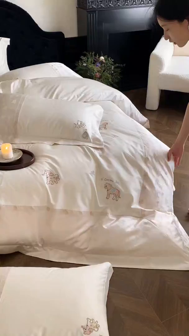 91家纺网 家纺一手货源 找家纺 太古汇家居 2026新款高精密拼接+绣花四件套-“甜心小马”系列 甜心小马-香槟米