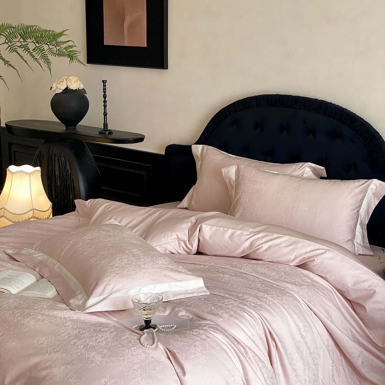 91家纺网 家纺一手货源 找家纺 太古汇家居 2026新款全棉提花“凡尔赛”系列四件套 凡尔赛-香草粉