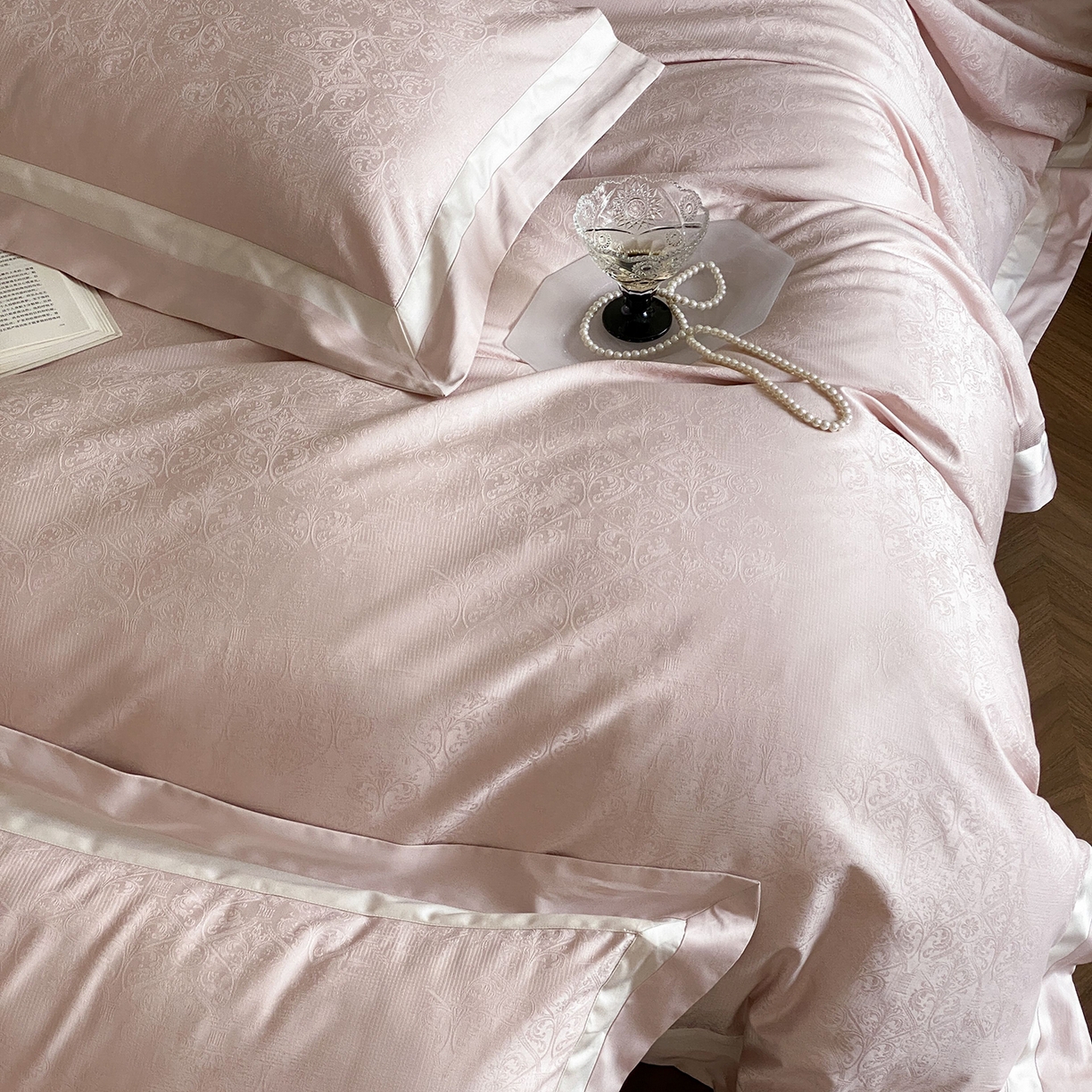 91家纺网 家纺一手货源 找家纺 太古汇家居 2026新款全棉提花“凡尔赛”系列四件套 凡尔赛-香草粉