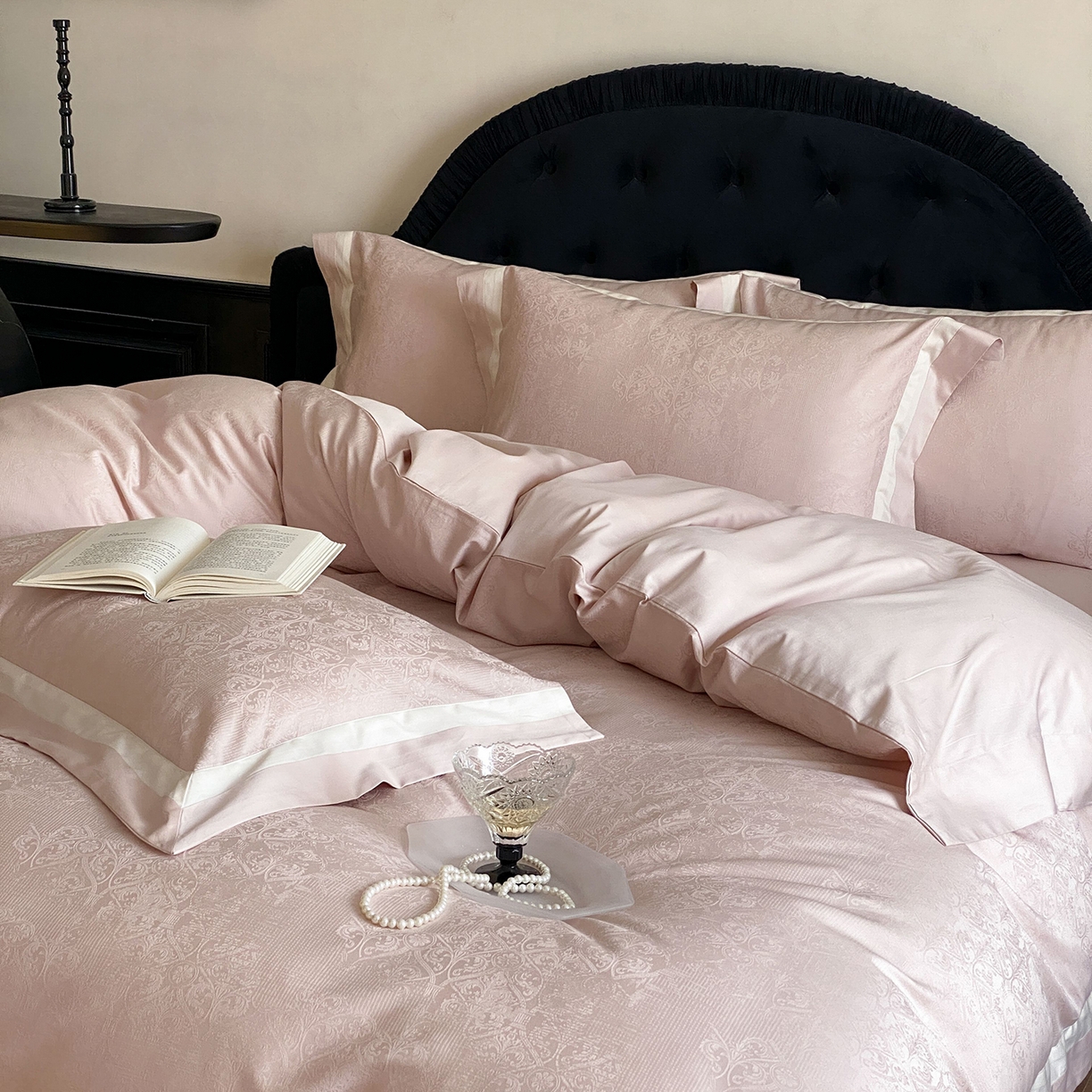 91家纺网 家纺一手货源 找家纺 太古汇家居 2026新款全棉提花“凡尔赛”系列四件套 凡尔赛-香草粉