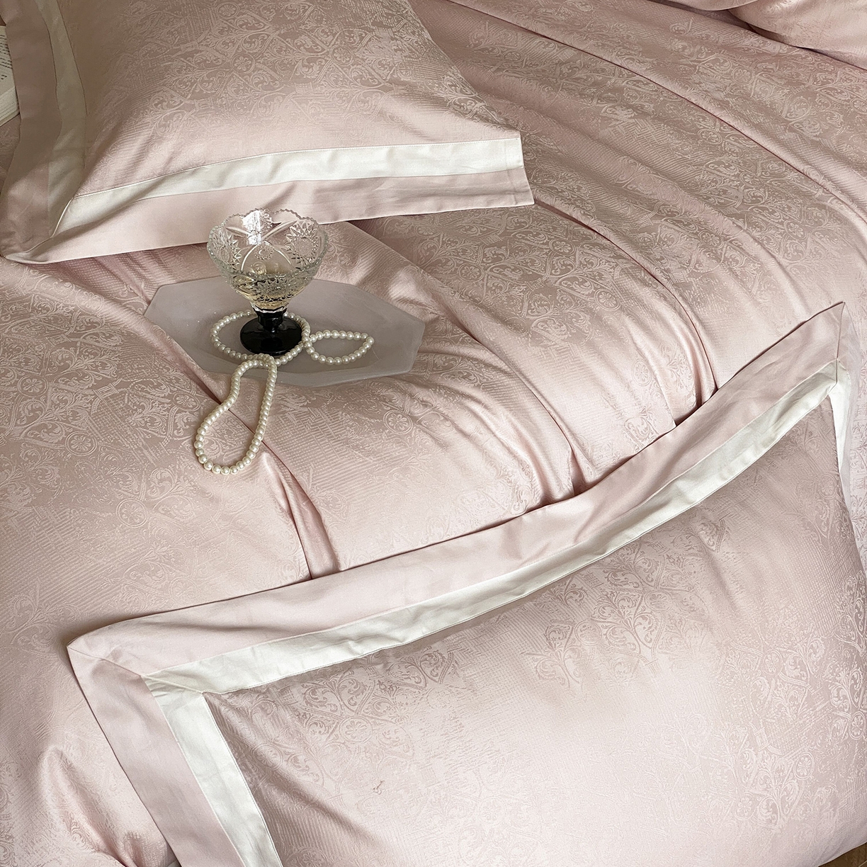 91家纺网 家纺一手货源 找家纺 太古汇家居 2026新款全棉提花“凡尔赛”系列四件套 凡尔赛-香草粉