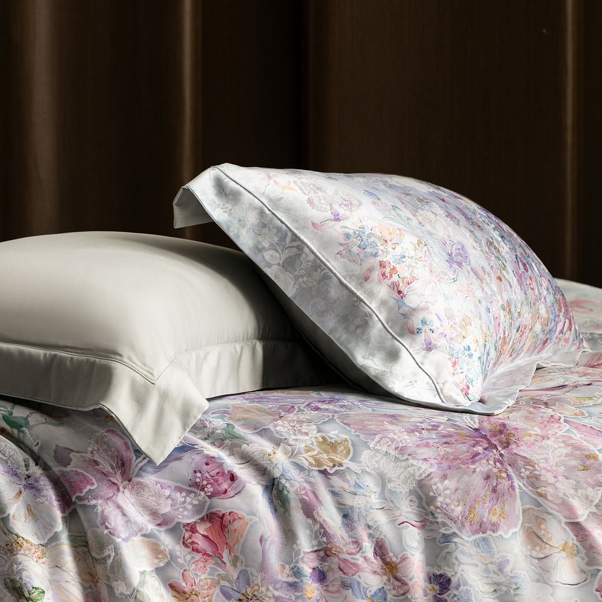 91家纺网 家纺一手货源 找家纺 太古汇家居 2026新款桑真丝“花蝶绮梦”系列四件套 花蝶绮梦-浅云兰