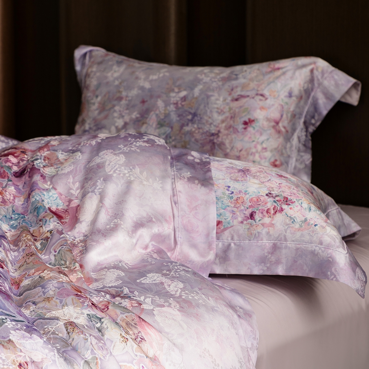 91家纺网 家纺一手货源 找家纺 太古汇家居 2026新款桑真丝“花蝶绮梦”系列四件套 花蝶绮梦-棠梨紫