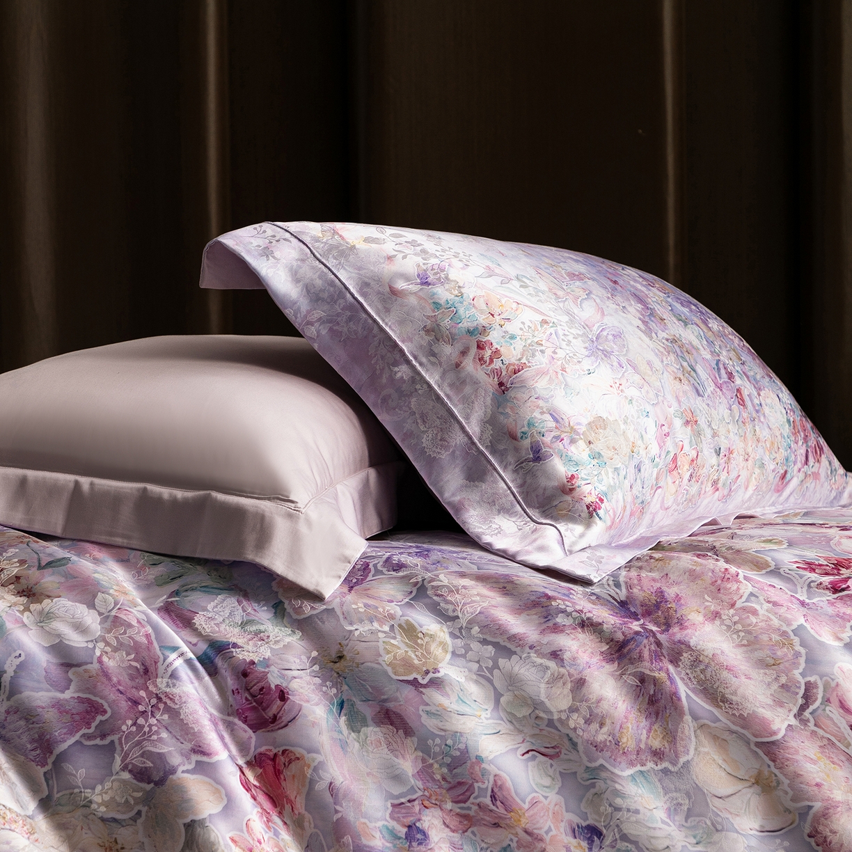 91家纺网 家纺一手货源 找家纺 太古汇家居 2026新款桑真丝“花蝶绮梦”系列四件套 花蝶绮梦-棠梨紫