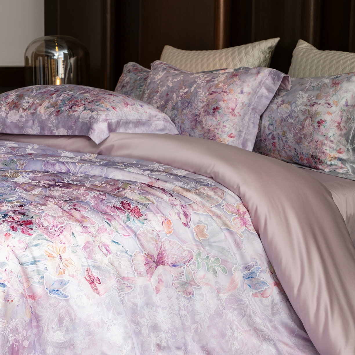 91家纺网 家纺一手货源 找家纺 太古汇家居 2026新款桑真丝“花蝶绮梦”系列四件套 花蝶绮梦-棠梨紫