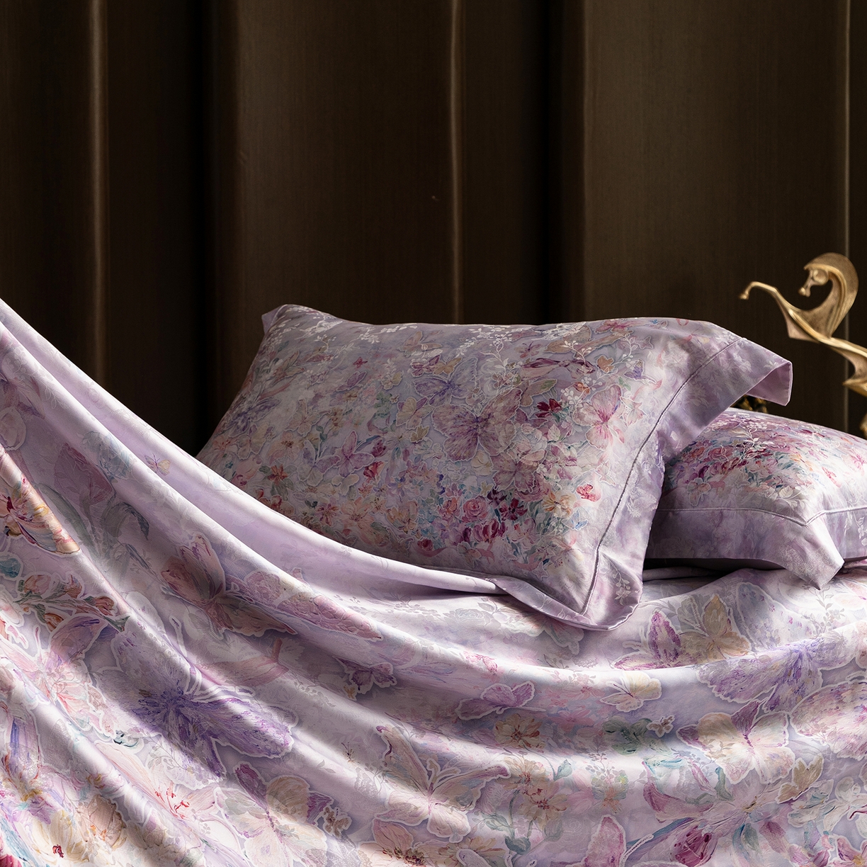 91家纺网 家纺一手货源 找家纺 太古汇家居 2026新款桑真丝“花蝶绮梦”系列四件套 花蝶绮梦-棠梨紫