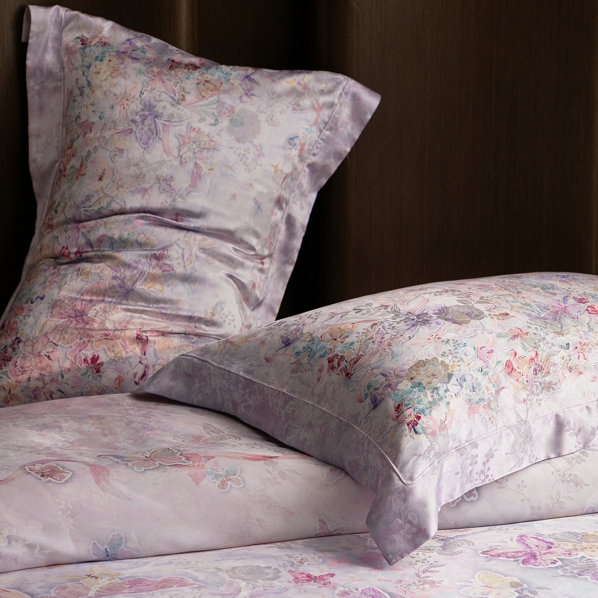 91家纺网 家纺一手货源 找家纺 太古汇家居 2026新款桑真丝“花蝶绮梦”系列四件套 花蝶绮梦-棠梨紫