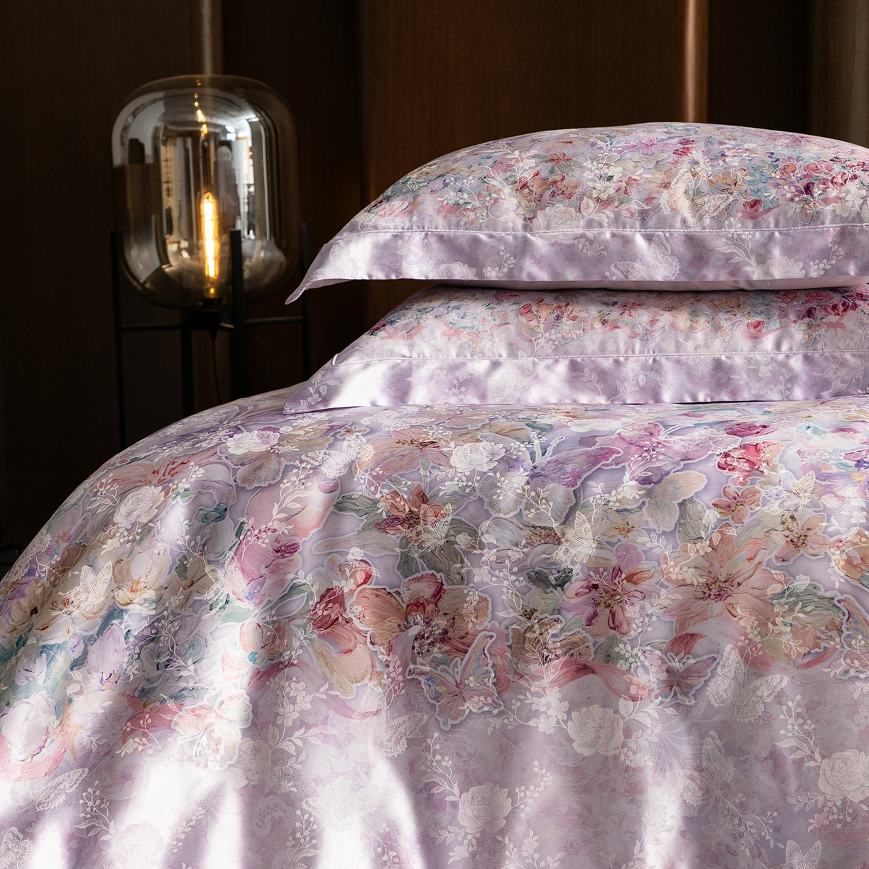 91家纺网 家纺一手货源 找家纺 太古汇家居 2026新款桑真丝“花蝶绮梦”系列四件套 花蝶绮梦-棠梨紫