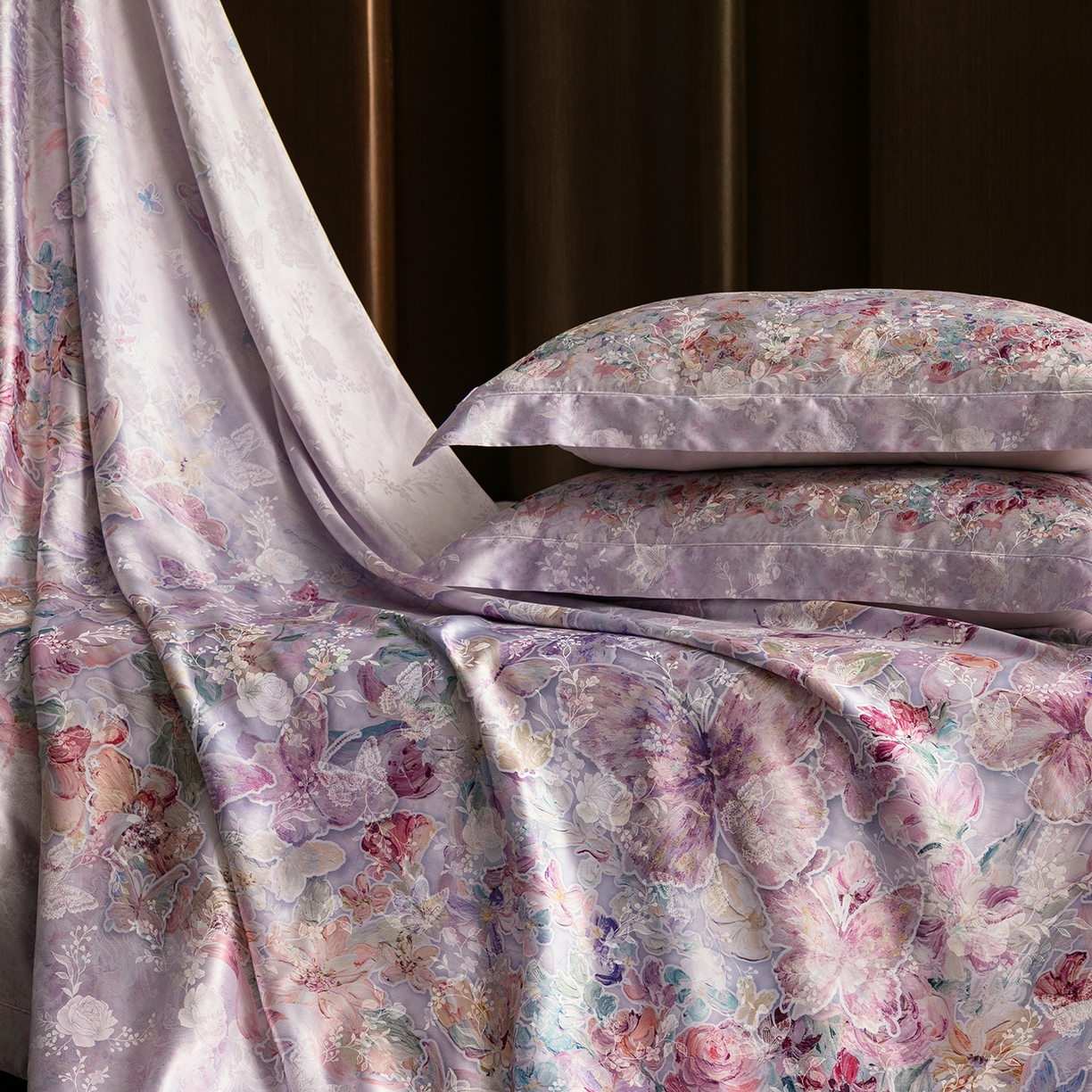 91家纺网 家纺一手货源 找家纺 太古汇家居 2026新款桑真丝“花蝶绮梦”系列四件套 花蝶绮梦-棠梨紫