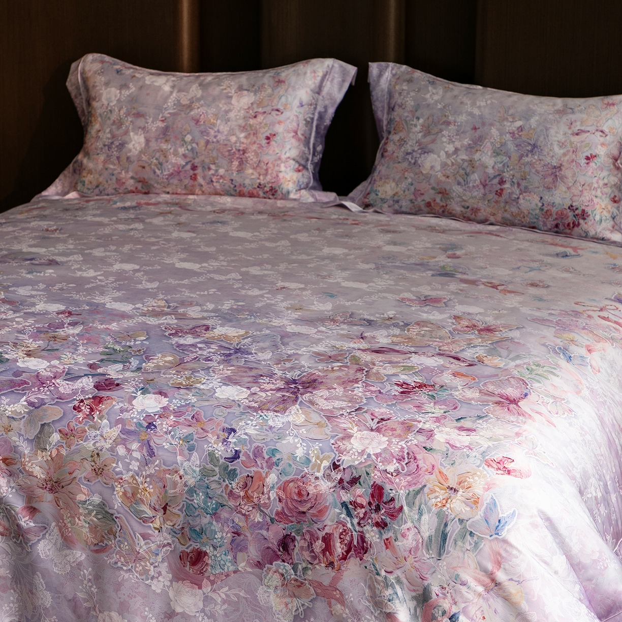 91家纺网 家纺一手货源 找家纺 太古汇家居 2026新款桑真丝“花蝶绮梦”系列四件套 花蝶绮梦-棠梨紫