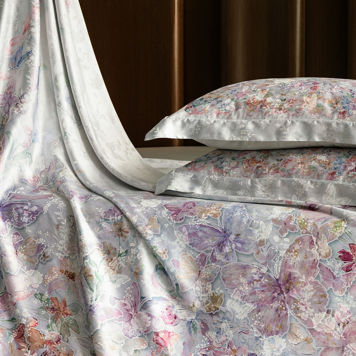 91家纺网 家纺一手货源 找家纺 太古汇家居 2026新款桑真丝“花蝶绮梦”系列四件套 花蝶绮梦-浅云兰