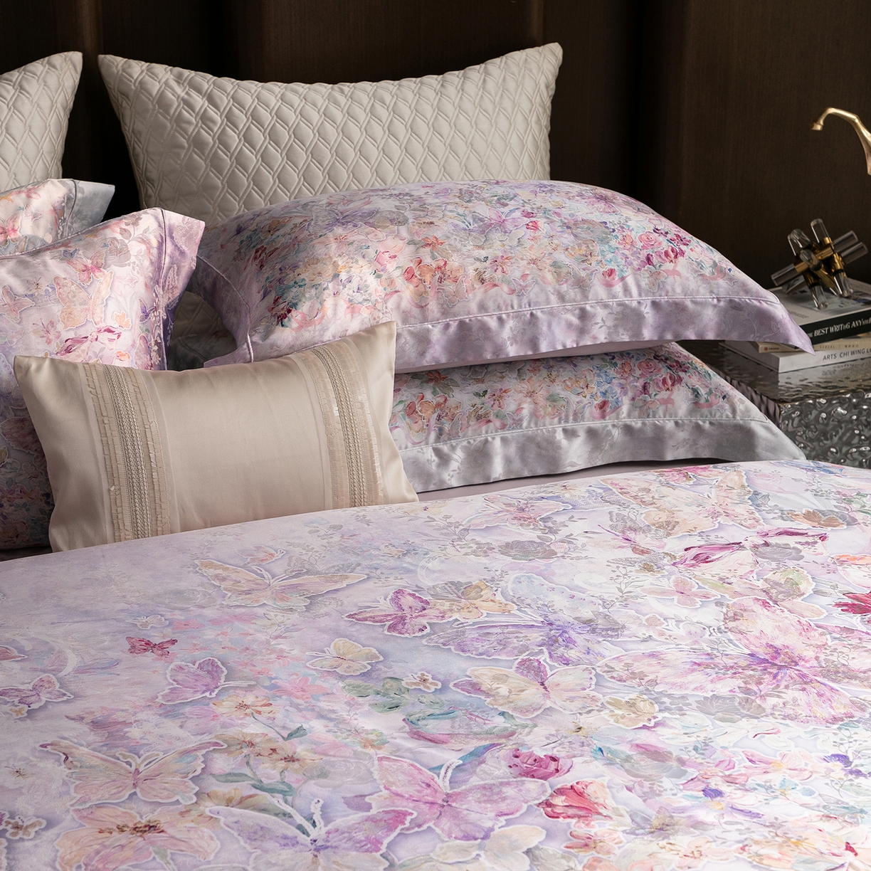 91家纺网 家纺一手货源 找家纺 太古汇家居 2026新款桑真丝“花蝶绮梦”系列四件套 花蝶绮梦-棠梨紫