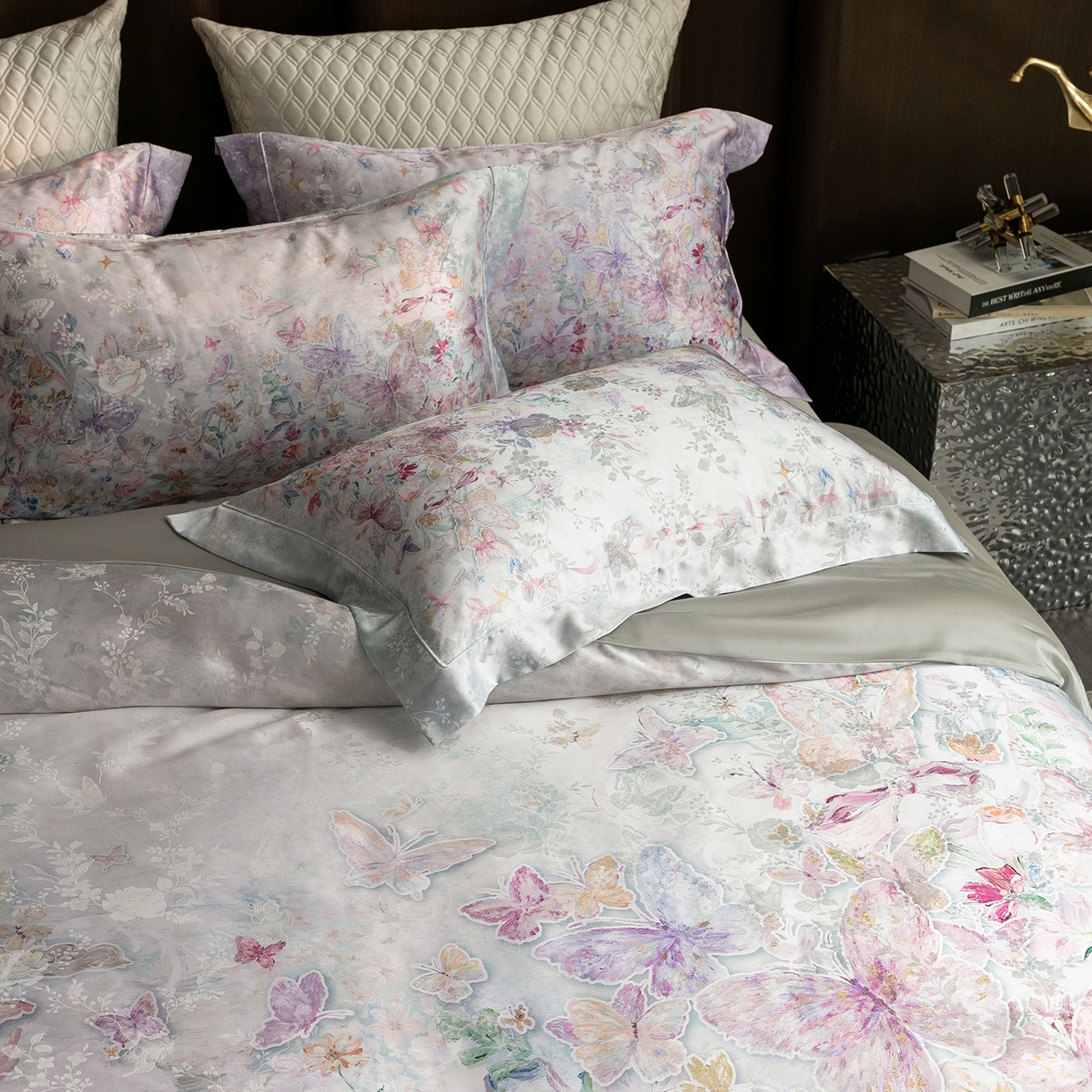 91家纺网 家纺一手货源 找家纺 太古汇家居 2026新款桑真丝“花蝶绮梦”系列四件套 花蝶绮梦-浅云兰