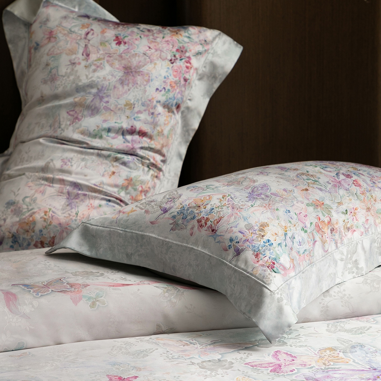 91家纺网 家纺一手货源 找家纺 太古汇家居 2026新款桑真丝“花蝶绮梦”系列四件套 花蝶绮梦-浅云兰