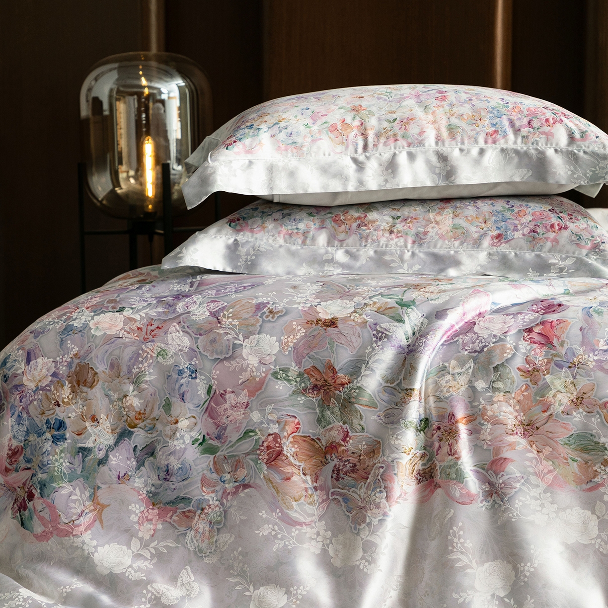 91家纺网 家纺一手货源 找家纺 太古汇家居 2026新款桑真丝“花蝶绮梦”系列四件套 花蝶绮梦-浅云兰