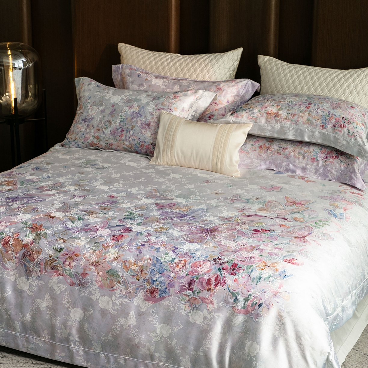 91家纺网 家纺一手货源 找家纺 太古汇家居 2026新款桑真丝“花蝶绮梦”系列四件套 花蝶绮梦-浅云兰