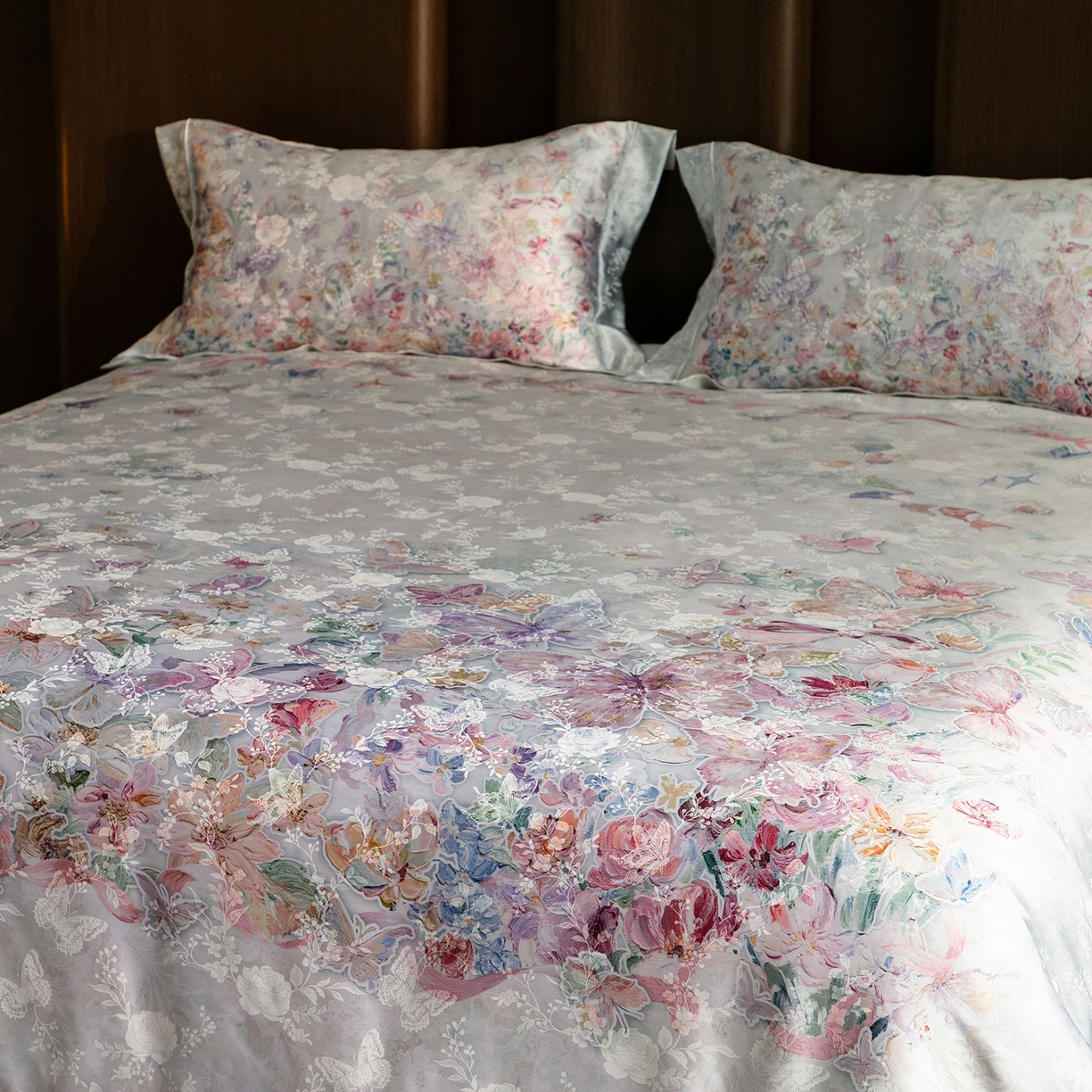 91家纺网 家纺一手货源 找家纺 太古汇家居 2026新款桑真丝“花蝶绮梦”系列四件套 花蝶绮梦-浅云兰