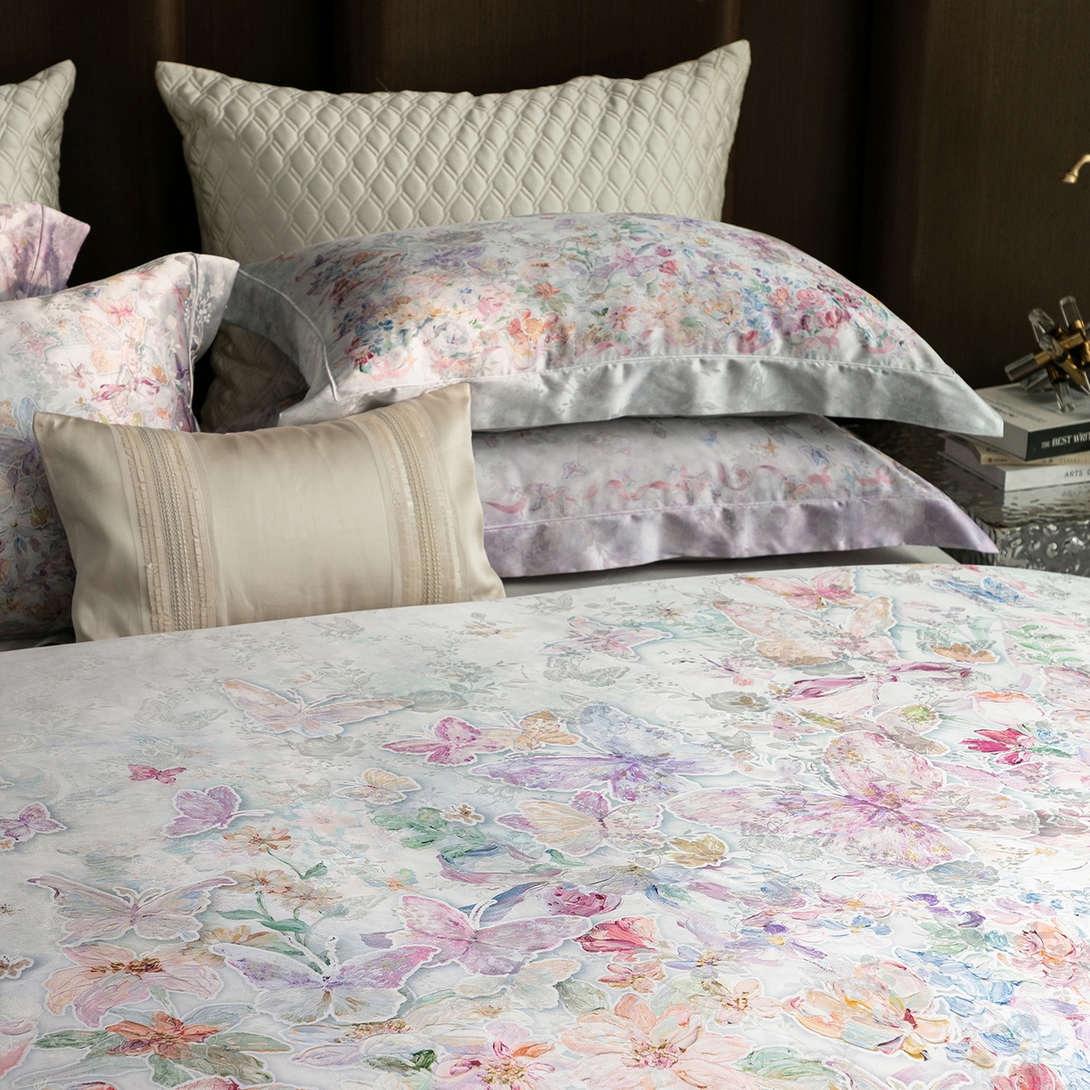 91家纺网 家纺一手货源 找家纺 太古汇家居 2026新款桑真丝“花蝶绮梦”系列四件套 花蝶绮梦-浅云兰