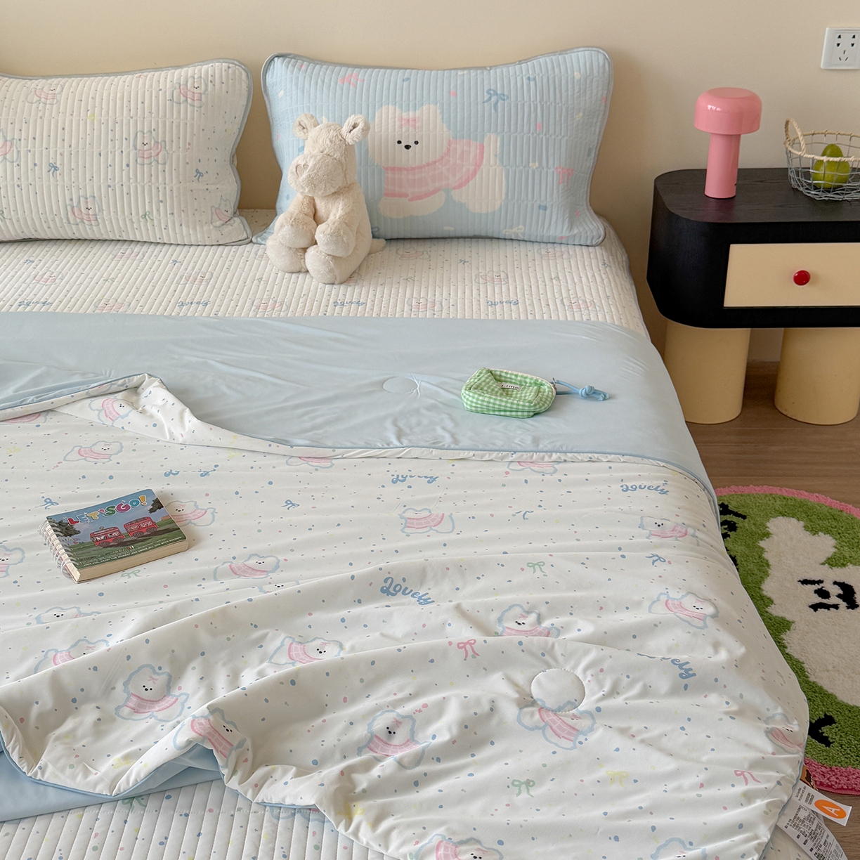 91家纺网 家纺一手货源 找家纺 桃子家居 2026新款A类小清新卡通数码印花混搭小冰皮夏被夏凉被空调被席子凉席四件套 小冰皮-夏日小狗