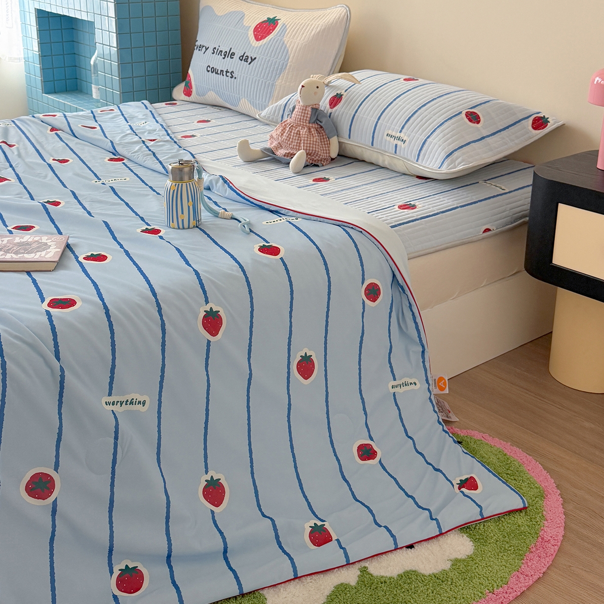 91家纺网 家纺一手货源 找家纺 桃子家居 2026新款A类小清新卡通数码印花混搭小冰皮夏被夏凉被空调被席子凉席四件套 小冰皮-冰蓝草莓