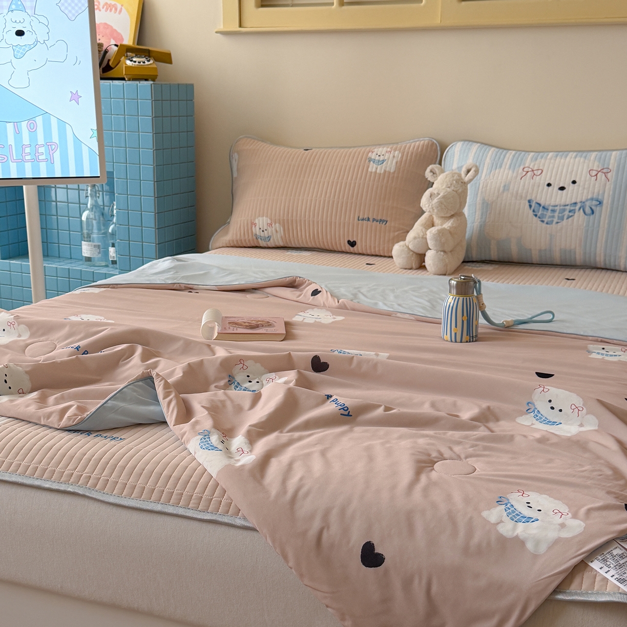 91家纺网 家纺一手货源 找家纺 桃子家居 2026新款A类小清新卡通数码印花混搭小冰皮夏被夏凉被空调被席子凉席四件套 小冰皮-奶咖小狗