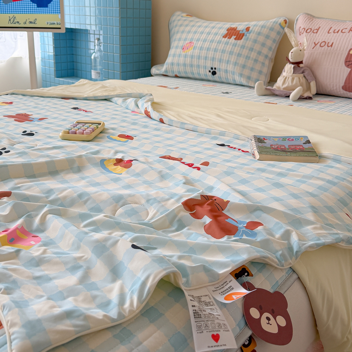 91家纺网 家纺一手货源 找家纺 桃子家居 2026新款A类小清新卡通数码印花混搭小冰皮夏被夏凉被空调被席子凉席四件套 小冰皮-蓝格奶油猫