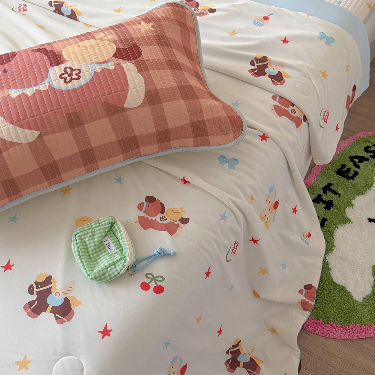 91家纺网 家纺一手货源 找家纺 桃子家居 2026新款A类小清新卡通数码印花混搭小冰皮夏被夏凉被空调被席子凉席四件套 小冰皮-甜梦小马