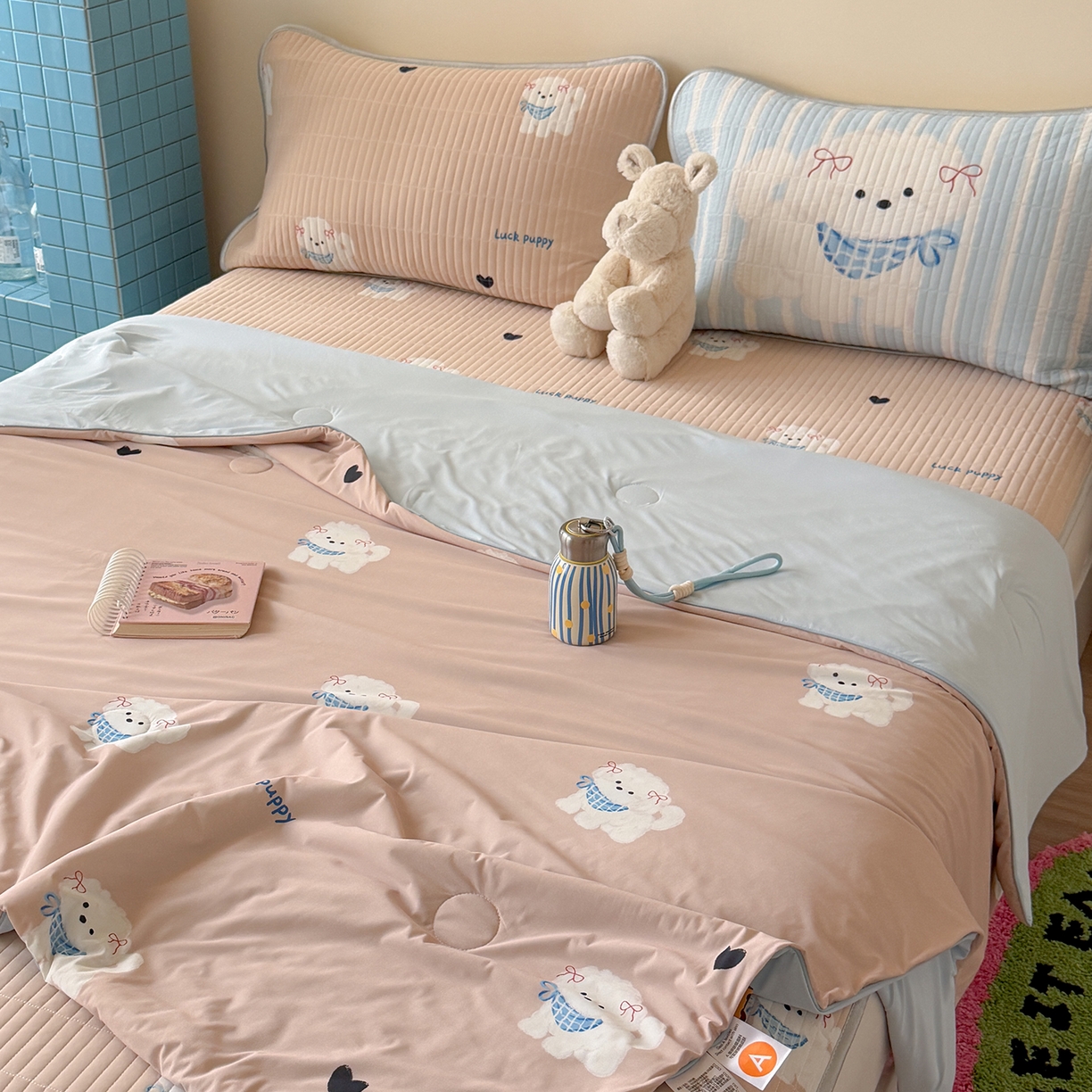 91家纺网 家纺一手货源 找家纺 桃子家居 2026新款A类小清新卡通数码印花混搭小冰皮夏被夏凉被空调被席子凉席四件套 小冰皮-奶咖小狗