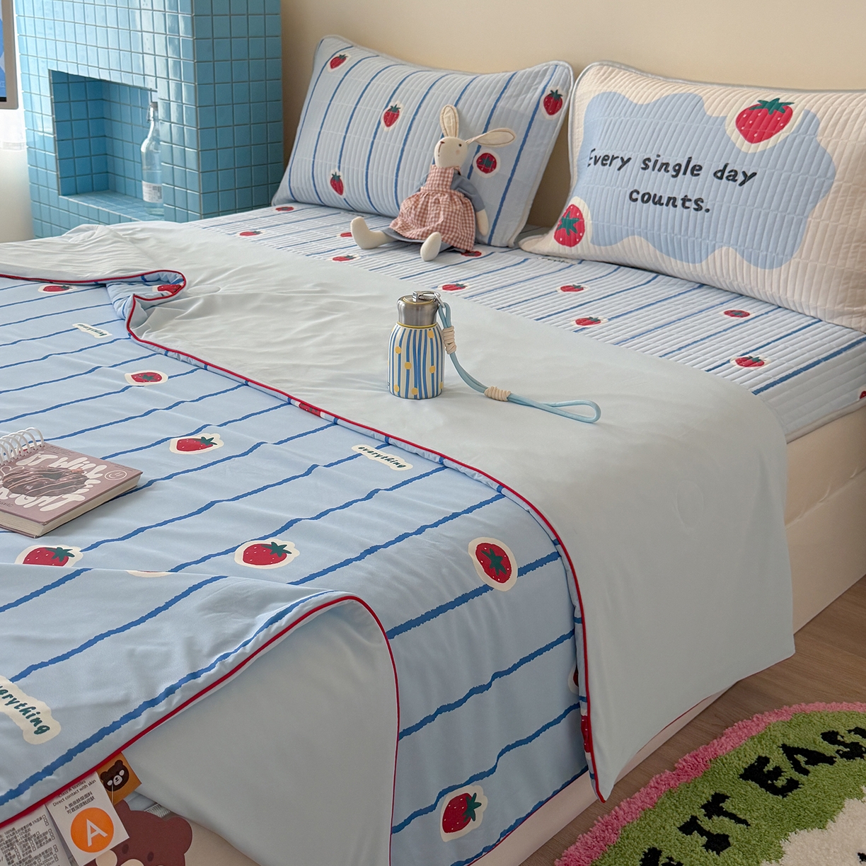 91家纺网 家纺一手货源 找家纺 桃子家居 2026新款A类小清新卡通数码印花混搭小冰皮夏被夏凉被空调被席子凉席四件套 小冰皮-冰蓝草莓