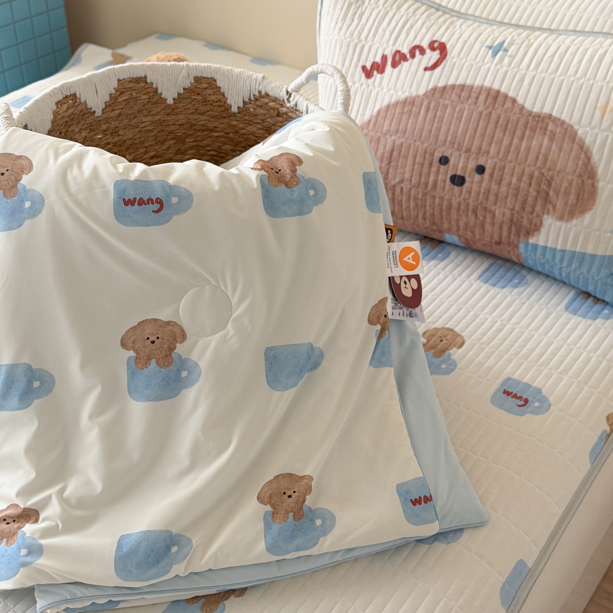 91家纺网 家纺一手货源 找家纺 桃子家居 2026新款A类小清新卡通数码印花混搭小冰皮夏被夏凉被空调被席子凉席四件套 小冰皮-夏日茶杯狗