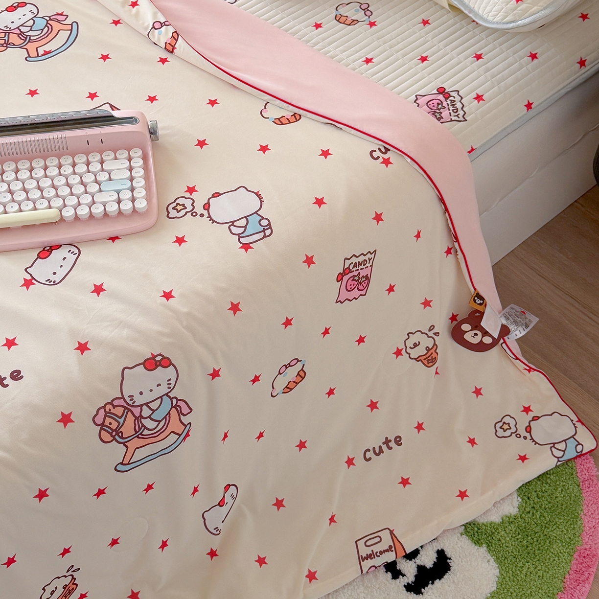 91家纺网 家纺一手货源 找家纺 桃子家居 2026新款A类小清新卡通数码印花混搭小冰皮夏被夏凉被空调被席子凉席四件套 小冰皮-甜粉木马猫