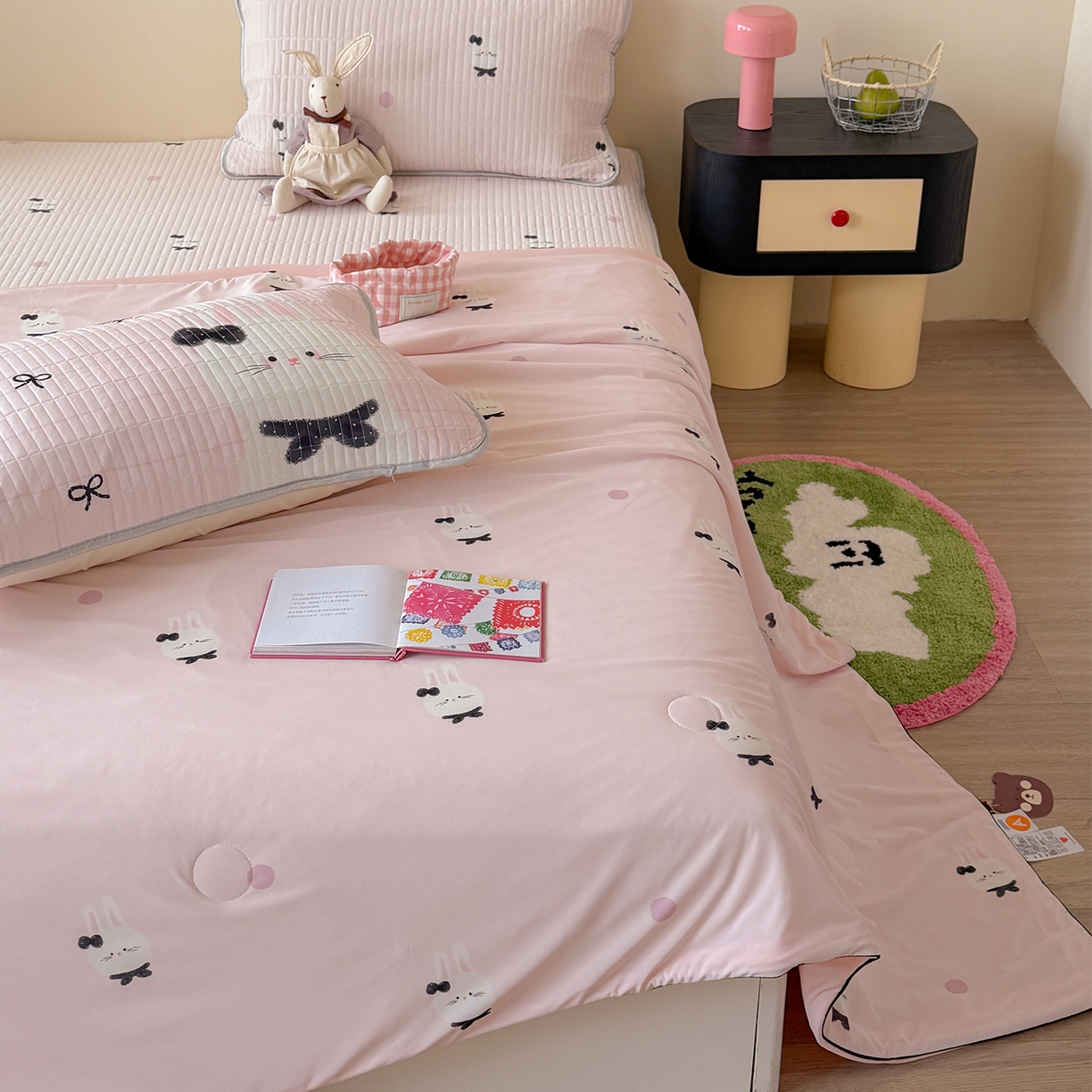 91家纺网 家纺一手货源 找家纺 桃子家居 2026新款A类小清新卡通数码印花混搭小冰皮夏被夏凉被空调被席子凉席四件套 小冰皮-软萌兔兔