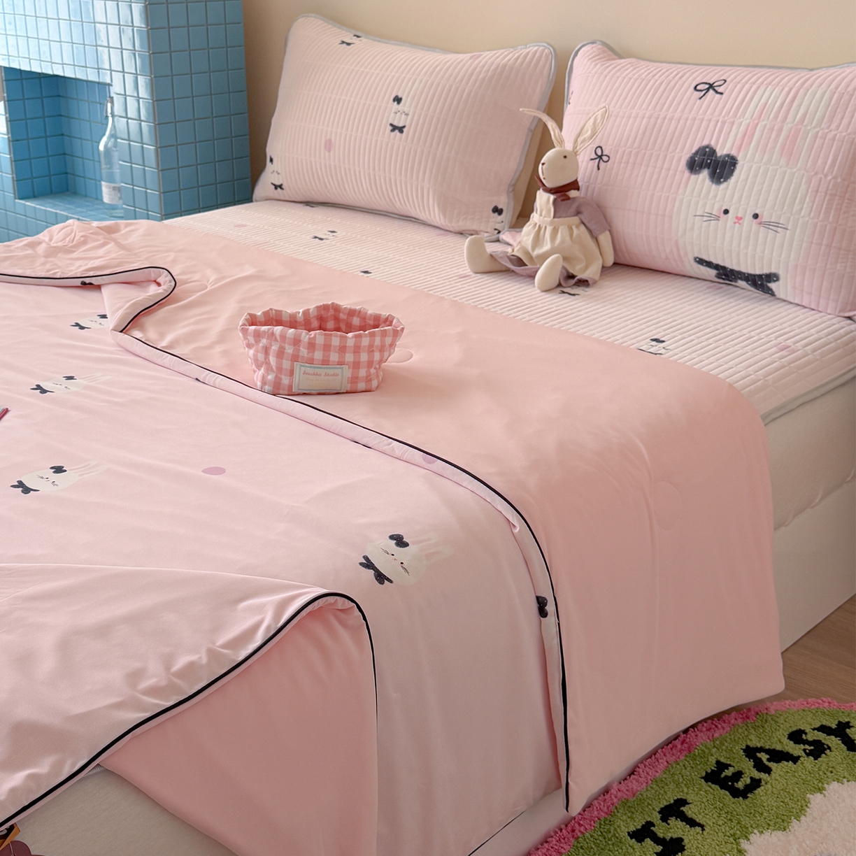 91家纺网 家纺一手货源 找家纺 桃子家居 2026新款A类小清新卡通数码印花混搭小冰皮夏被夏凉被空调被席子凉席四件套 小冰皮-软萌兔兔