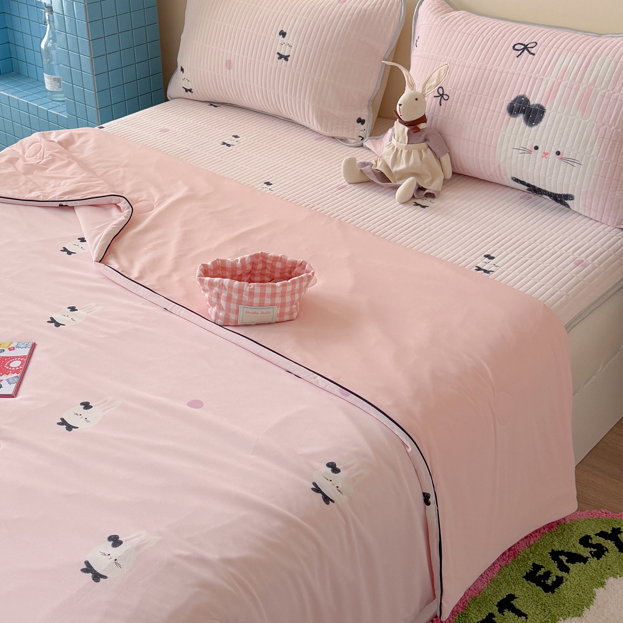 91家纺网 家纺一手货源 找家纺 桃子家居 2026新款A类小清新卡通数码印花混搭小冰皮夏被夏凉被空调被席子凉席四件套 小冰皮-软萌兔兔