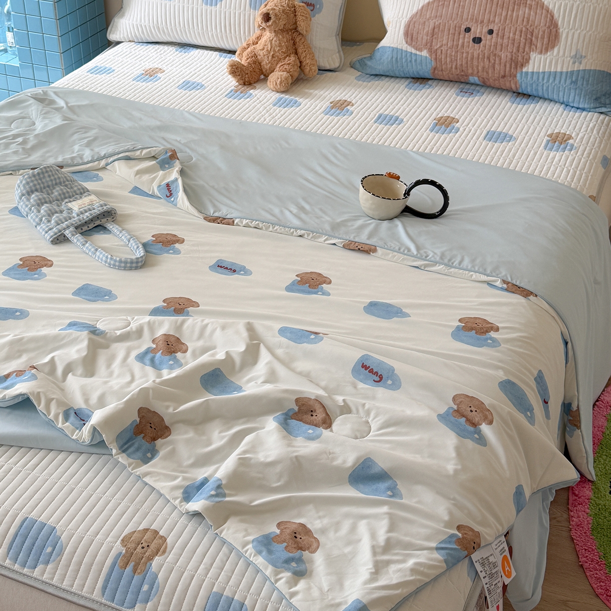 91家纺网 家纺一手货源 找家纺 桃子家居 2026新款A类小清新卡通数码印花混搭小冰皮夏被夏凉被空调被席子凉席四件套 小冰皮-夏日茶杯狗