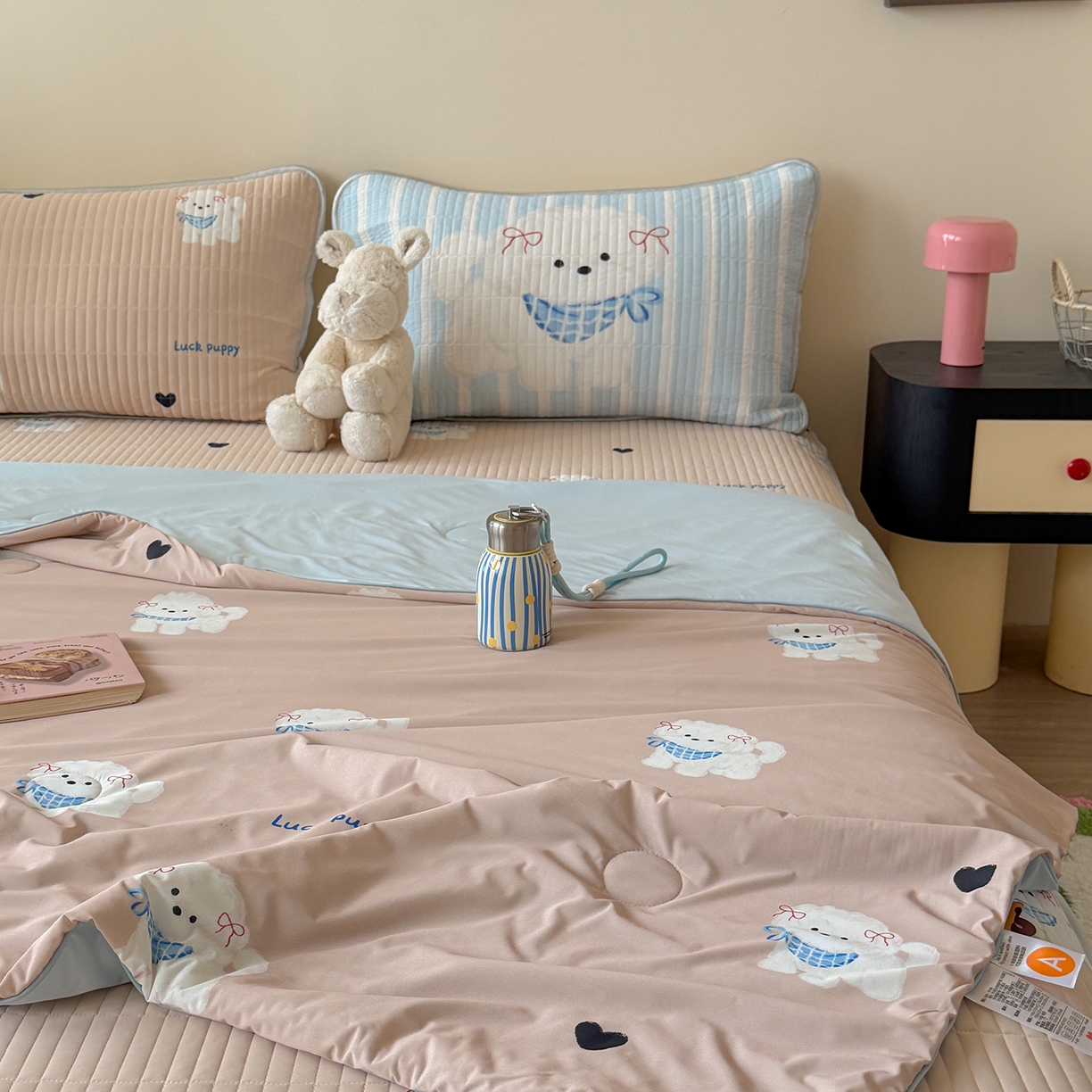 91家纺网 家纺一手货源 找家纺 桃子家居 2026新款A类小清新卡通数码印花混搭小冰皮夏被夏凉被空调被席子凉席四件套 小冰皮-奶咖小狗