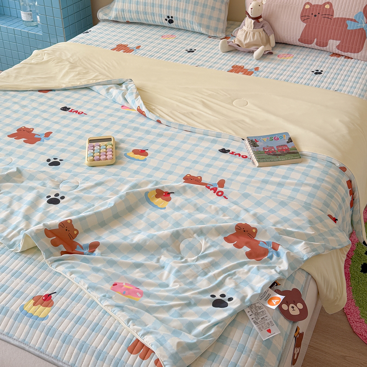 91家纺网 家纺一手货源 找家纺 桃子家居 2026新款A类小清新卡通数码印花混搭小冰皮夏被夏凉被空调被席子凉席四件套 小冰皮-蓝格奶油猫