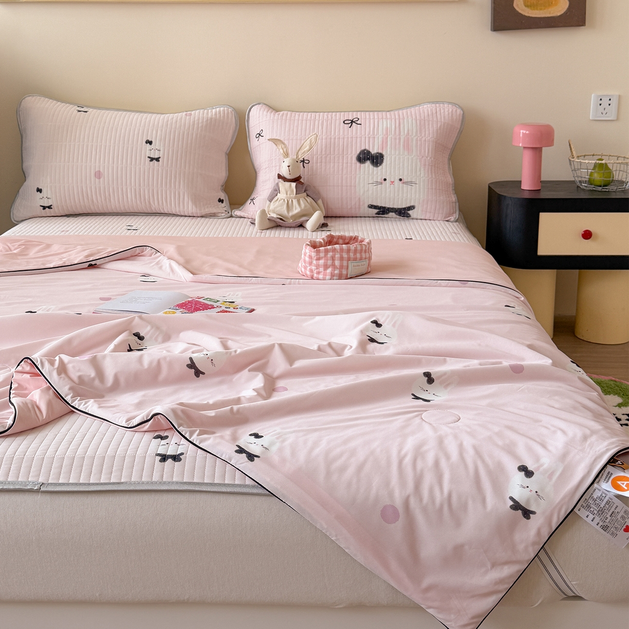 91家纺网 家纺一手货源 找家纺 桃子家居 2026新款A类小清新卡通数码印花混搭小冰皮夏被夏凉被空调被席子凉席四件套 小冰皮-软萌兔兔