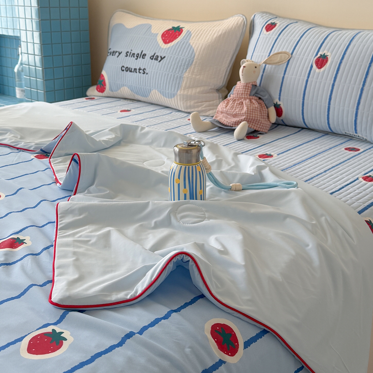 91家纺网 家纺一手货源 找家纺 桃子家居 2026新款A类小清新卡通数码印花混搭小冰皮夏被夏凉被空调被席子凉席四件套 小冰皮-冰蓝草莓